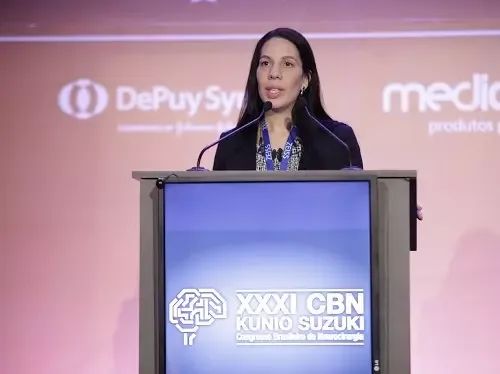 Dra. Danielle de Lara palestrando no XXXI Congresso Brasileiro de Neurocirurgia