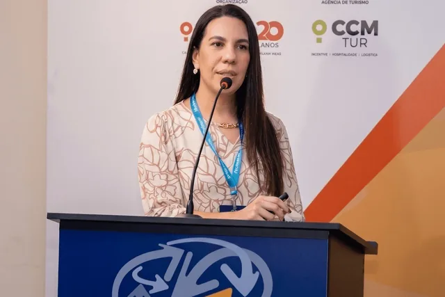 Dra. Danielle de Lara palestrando em congresso de neurocirurgia